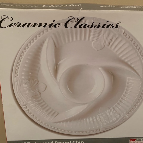 White ceramic embossed round chip - Picture 4 of 5